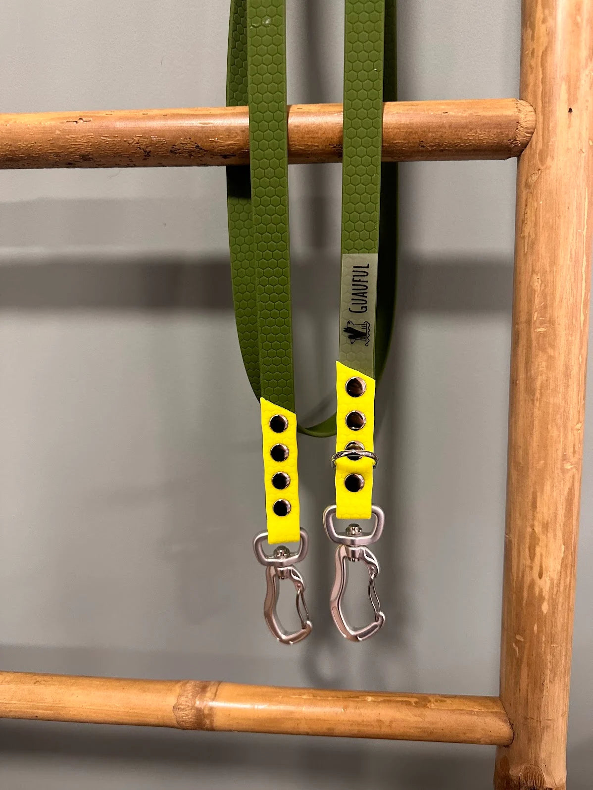 Two-tone handle strap